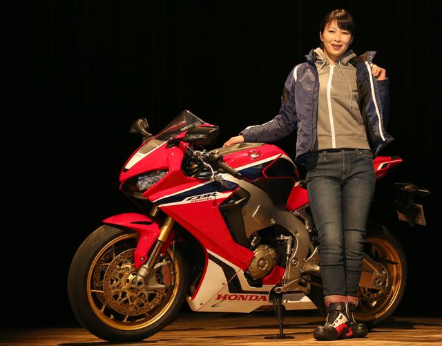 メーカー純正ウエアはここまでオシャレになった！ ホンダの最新アイテムを平嶋夏海がいち早くチェック！ (1/3) - webオートバイ