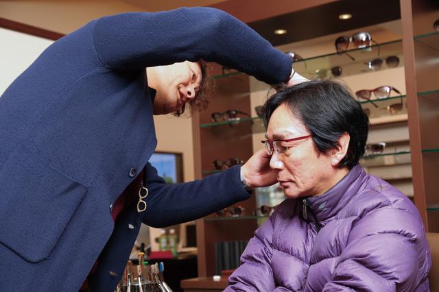 画像: 耳は左右の形や高さが微妙に違うため、左右から写真を撮ってアプリ上で比較し、テンプルの角度や長さを微調整していく。