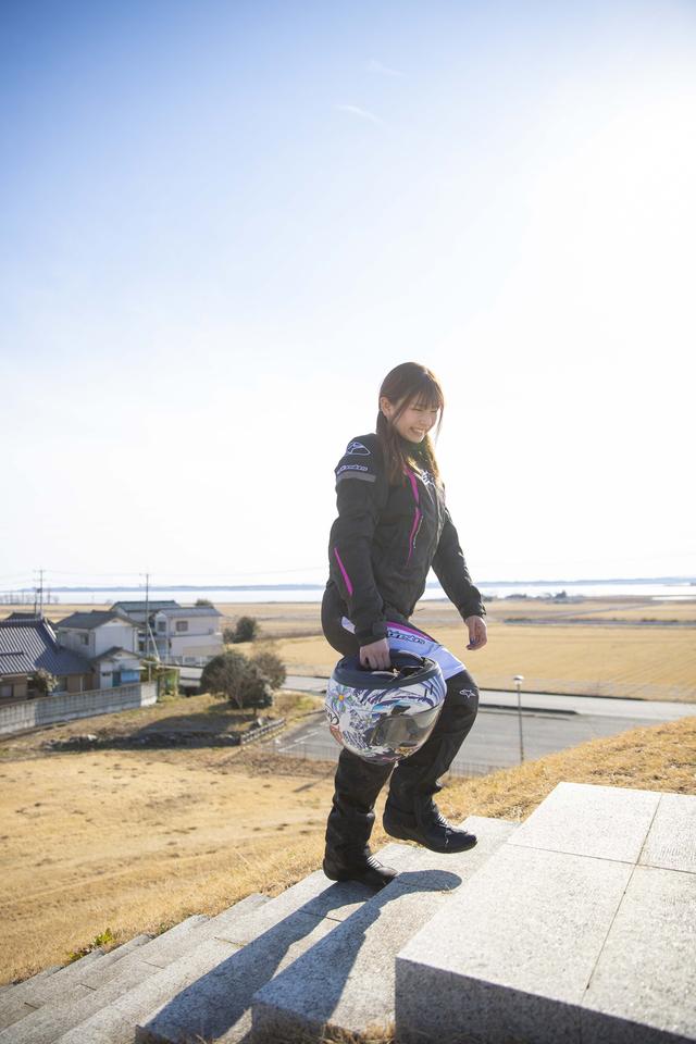 画像: 古墳には階段で登れます。芝生を痛めるので、駆け上がったりしてはいけません。