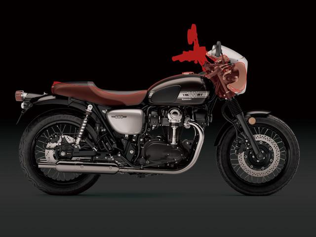 画像: 「W800 CAFE」と「W800 STREET」のライディングポジション比較。赤いラインは「STREET」。ハンドル位置と、シート形状がだいぶちがいますね。