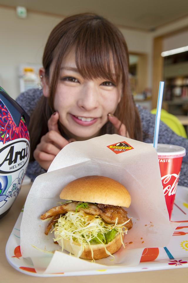 画像: こちらが「鯉パックン」。ドリンク付きで400円でした。