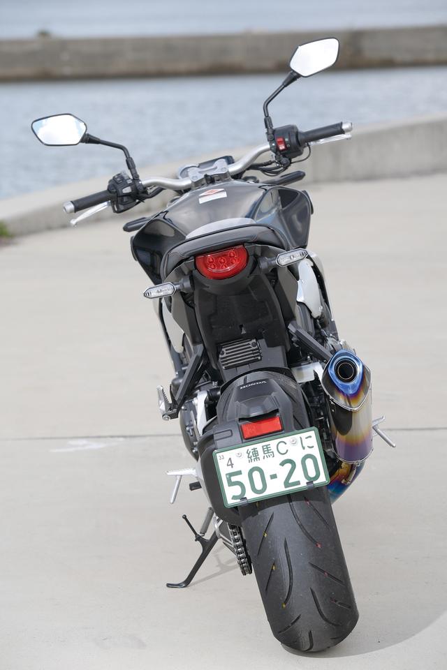 画像2: 車体にピタリと沿わせて張り出し量を抑えたサイレンサーが機能美を漂わす