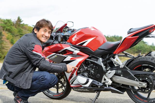 画像: 「CBR250RRの車体はバランスがいいですね。サスペンションの設定も良くて、スイングアームもアルミを使っている。価格が高いだけのことはある仕上がりだと思います。ポジションも1980年代のレーサーレプリカに比べると、楽ですよ」とのこと。