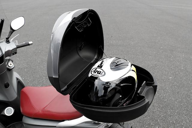 画像: リアボックスは、イグニッションキーで開閉できる。こちらにもヘルメットが収納可能で、積載能力の高さは大きな魅力のひとつ。