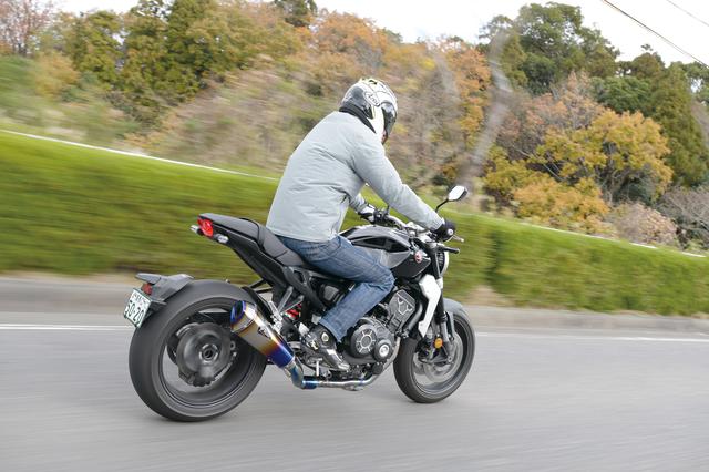 画像1: 車体にピタリと沿わせて張り出し量を抑えたサイレンサーが機能美を漂わす