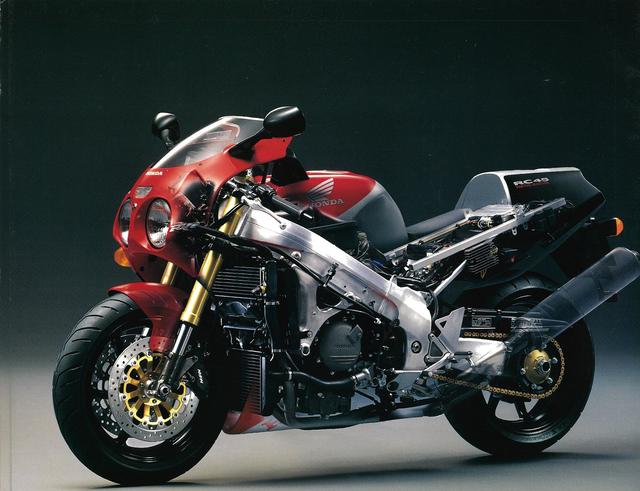 画像2: RC30の後を継ぐハイグレードな750V4スポーツ