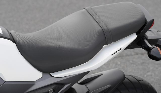 画像: コンパクトなシートサイズながら、ライダー側は十分な広さの座面を確保。シート自体も肉厚で、座り心地もなかなか快適。