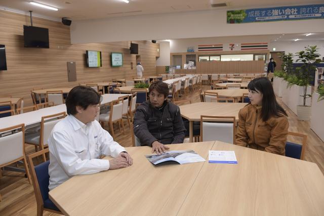 画像: 私たちもランチ終わりにパンフレットを見ながら、色んな話しを聞きました!