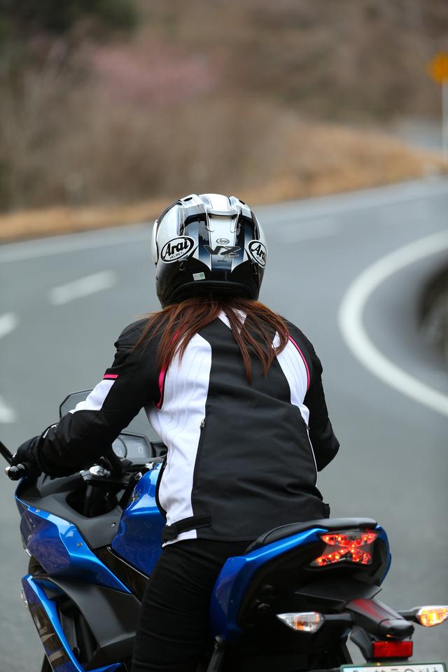 画像27: 平嶋夏海の「つま先メモリアル」
(第2回:KAWASAKI Z650、Ninja650)