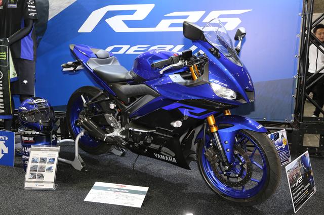画像: 3月28日から発売される外観が一新したR25。税込59万9,400円~。跨がれる車両も用意されていましたよ!