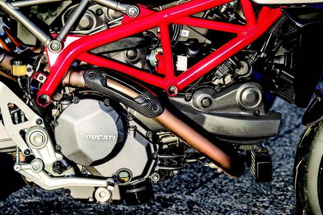 画像: テスタストレッタ11°エンジンはピストンや排気カムを変更した他、φ53 mmのスロットルボディも採用。フレームもパイプ肉厚を見直すなどして1kg軽量化している。