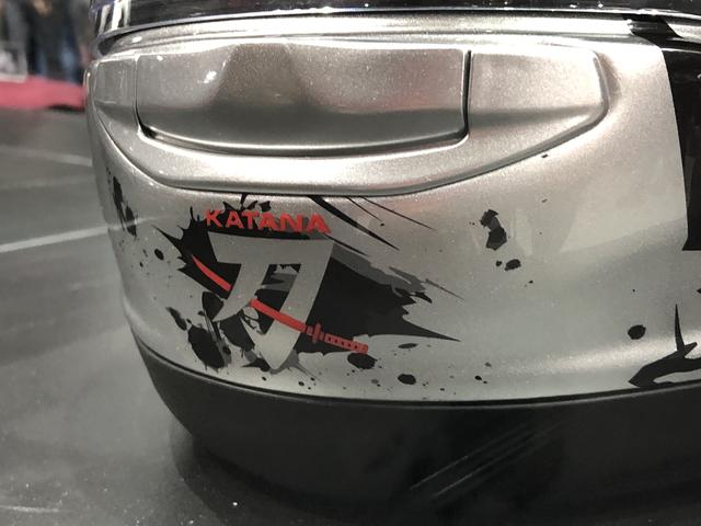 画像3: 頭頂部には日本刀!