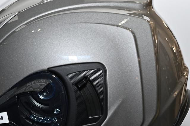 画像: ヘルメット後部には、高速走行中に頭が振られないよう、気流をコントロールする「ウェイクスタビライザー」。「軽いのに風に強い」この形状が走行中の安定感を生んでくれるんです。