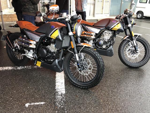 画像: 手前が300cc、奥が125cc