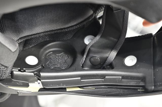 画像: また、インカムの装着に備え、スピーカー部分には専用取り付けスペースを確保。周辺には配線を通すスペースも設けられています。また、ヘルメット外側(左右)にも、インカムやアクションカメラの装着を考慮したスペースを設けています。