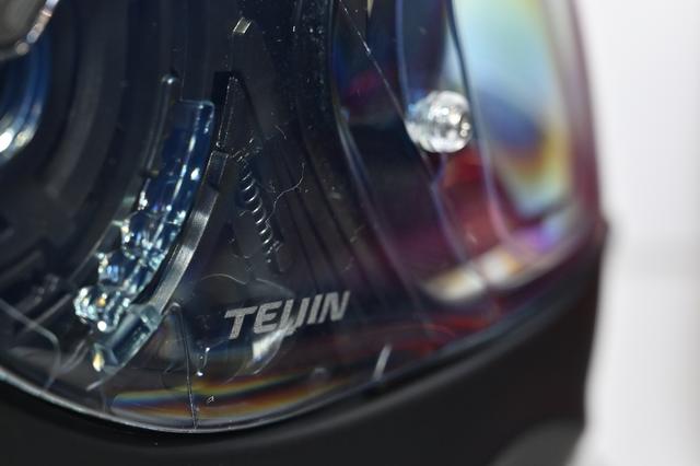 画像: シールド側面には「TEIJIN」のロゴが入っています。