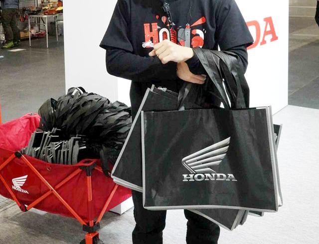 画像: 大阪でも配られ、これに各社のカタログを入れている人が目立ちました。かなりの数が用意されていますが、途中でなくなる可能性もあります。