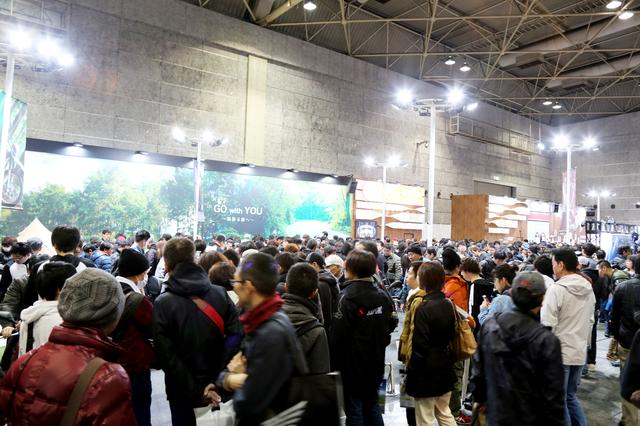 画像: 「大阪モーターサイクルショー2019」日曜日のヤマハブース周辺。ブース内ではなく、通りにもこれだけの人が! 中まで入らないと車両がまったく見えません(汗)。