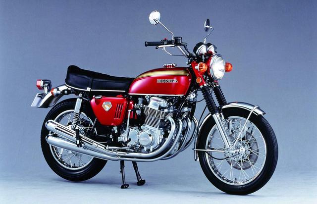 画像: HONDA DREAM CB750Four(1969/7) ホンダ初のダブルクレードルフレームに量産車世界初となる4ストOHC4気筒エンジンを搭載。そのエンジンが生み出す圧倒的なパフォーマンスに加え、前輪ディスクブレーキや4気筒を主張する4本出しマフラーの美しい輝きで一躍日本のオートバイを代表するイメージリーダーとなった。 ●空冷4ストOHC2バルブ並列4気筒●736cc●67PS/8000rpm●6.1kg-m/7000rpm●220kg(乾)●3.25-19・4.00-18●38万5000円