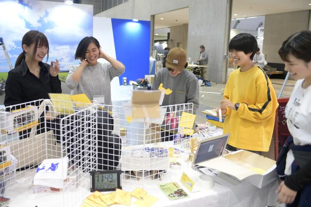 画像: 美術大学のバイクサークルに所属する女子大生たちと、一緒にブースを作り上げました!