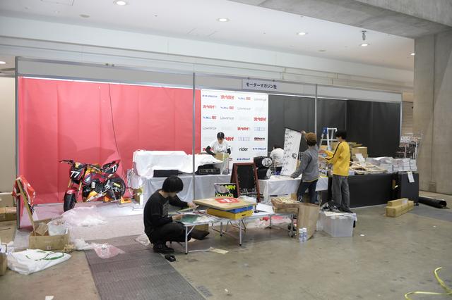 画像1: まる1日かけ、こんな感じでブース設営…