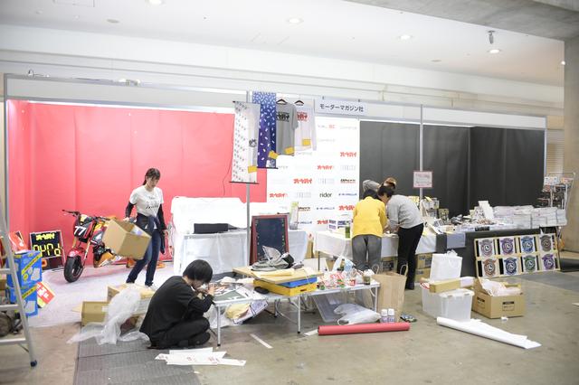 画像2: まる1日かけ、こんな感じでブース設営…