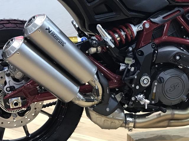 画像: 2連サイレンサーはアクラポビッチ製
