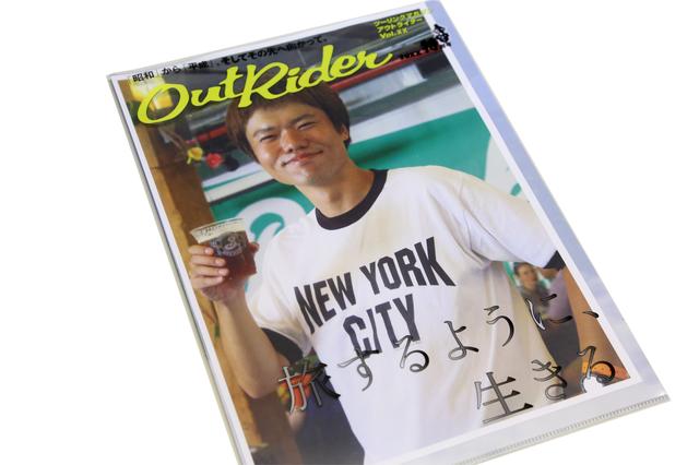 画像: アウトライダーのイメージとはかけ離れますが、自分が雑誌の表紙モデルになったようで、ワクワクします。この写真は僕がニューヨークを一人旅していたときの一枚。あながちキャッチコピーの「旅するように、生きる」からは離れてない! と自分で勝手に納得しています。ビールを持っていますがね。