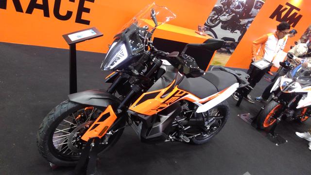 画像: こちらがスタンダードモデルのKTM 790 ADVENTURE