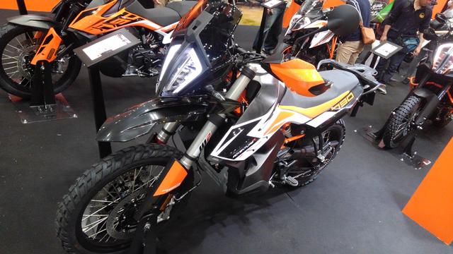画像: オフロード性能により長けたKTM 790 ADVENTURE R