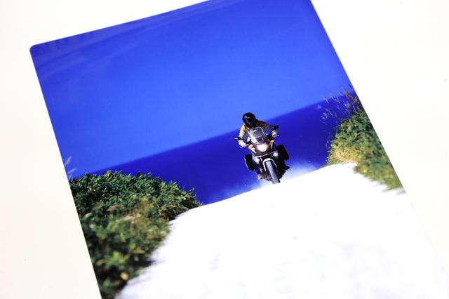 画像: 裏側はこちら。北海道宗谷丘陵の貝殻ダート。『アウトライダー』2013年6月号に掲載された当時、反響の大きかった一枚になります。撮影者は写真家・小原信好氏。この企画に賛同をいただき実現しました。