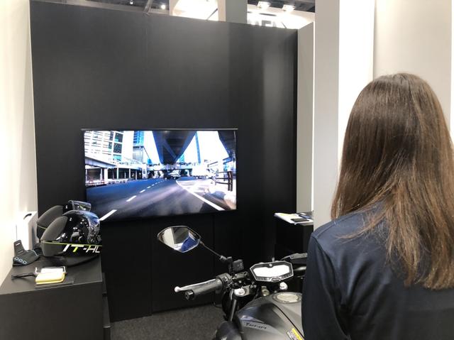 画像2: SHOEIブースで未来のヘルメットを初体験!(大関さおり)