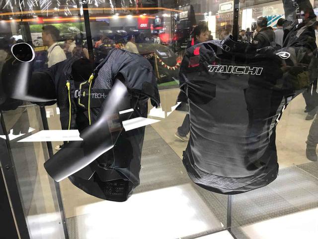 画像: ショーケース内に試作品も展示