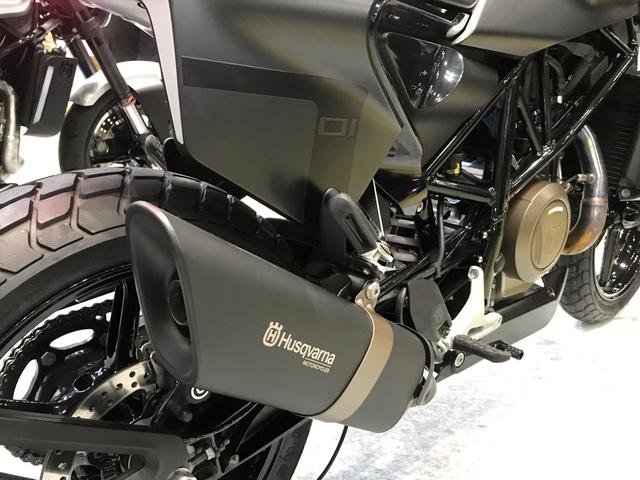 画像: 跳ね上がったマフラーがスタイリッシュ