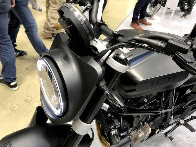 画像: 丸型ヘッドライトにはカバーが付く