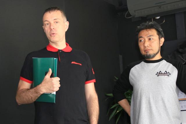 画像: 野口社長(右)とFANTIC社アジア担当のセールスマネージャー(左)