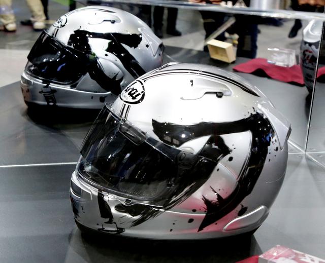 画像2: 【おまけ】スズキブースにはKATANAグラフィックのアライヘルメットが展示されていました!