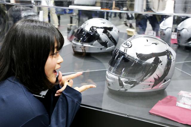 画像1: 【おまけ】スズキブースにはKATANAグラフィックのアライヘルメットが展示されていました!