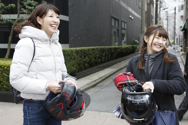 画像: わたしは、 MOTORHEADさんのフリップアップフルフェイスヘルメット。さおりさんは、 Araiさんのフルフェイスヘルメットでした ...!! Monkeyの赤とヘルメットの赤が、良い組み合わせでカッコ良かったです!