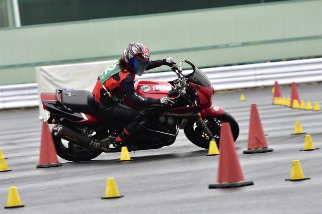 画像: C2級1位 木津谷香織&FZS600フェーザー 1分45秒163