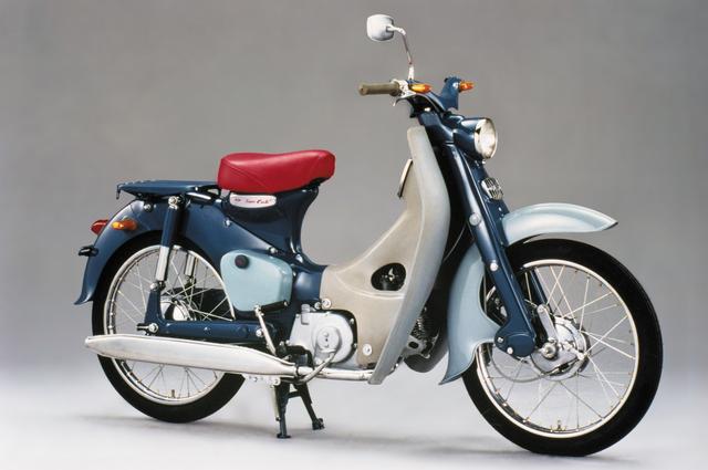 画像: 1958年(昭和33年)に誕生したスーパーカブC100。低床バックボーン式フレームに大型レッグシールド、空冷4ストロークOHVエンジンに自動遠心クラッチの3速ミッションを搭載したスーパーカブの初代モデルだ。