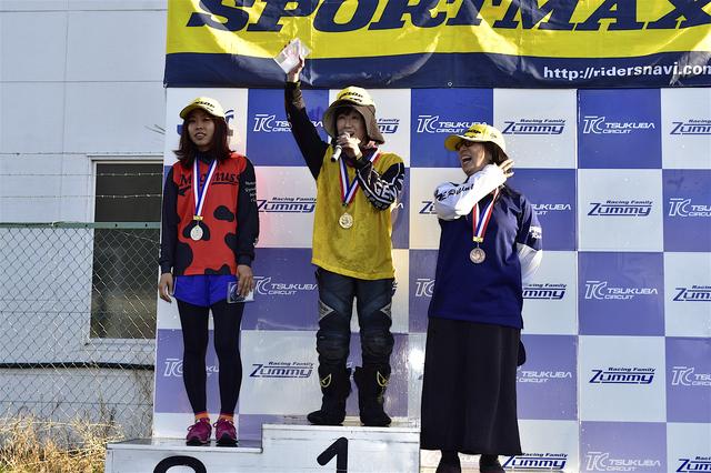 画像: 1位・荒木真美(C1級)、2位・木津谷香織(C2級)、3位・本間君枝(C1級)