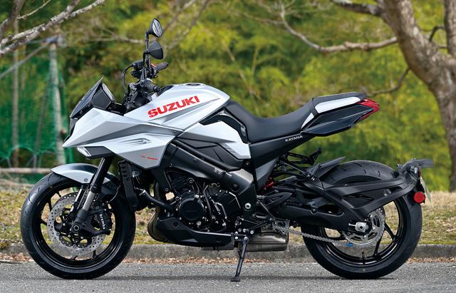 画像: カウルからタンクのボリュームがあり、ショートテールのおかげで車体が短く感じられるNewカタナ。GSX-S1000よりもややシート高が高く、さらにハンドルも高いため、足元に余裕があり、上半身も起きたリラックスポジションとなる。オリジナルカタナと比べるのはナンセンスだが、長く低く重く、が80年代のスポーツツアラーの作り方だったのがわかる。