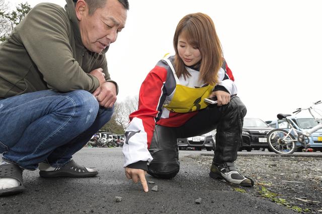 画像: 走行前には、小石を使ったシミュレーションも。ベテランライダーの意見にも耳を傾けています。