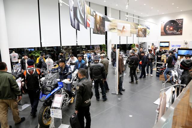 画像4: 「Night Rider Meeting」ではショールームも開放し、バイクとクルマをじっくり見られます!