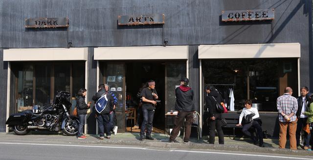 画像: 会場はロンドンに本店を持つダークアーツコーヒー。日本で現在唯一の店舗が葉山にあります!