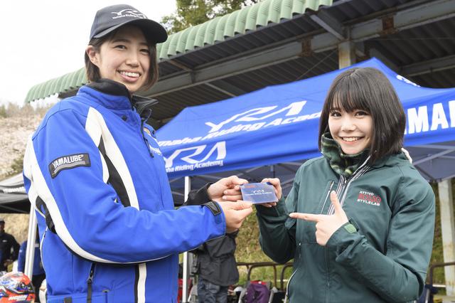 画像: インストラクターの伊集院忍さんからYRAカードを受け取りました。伊集院さんは元全日本レディースモトクロスライダー。インストラクターさんは、みなさんバイクの達人です。(このカードについては後ほどご説明します)