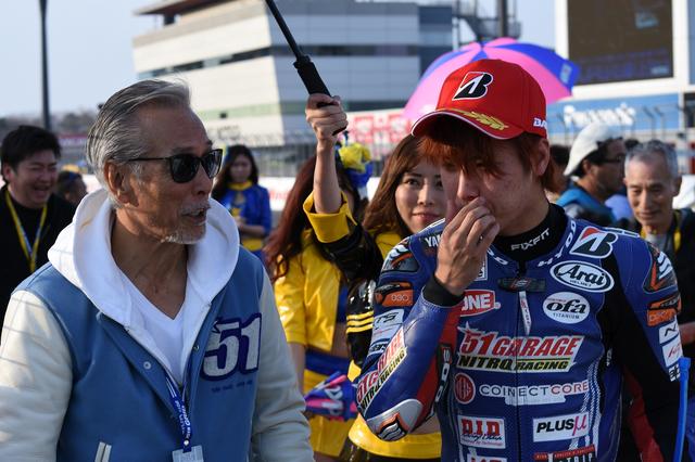 画像: 優勝した岡本をオーナー岩城さんが祝福 いやぁ、岩城さん、やっぱカッコええ^^