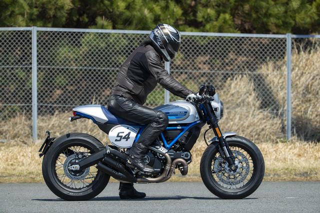 画像: 宮崎敬一郎さんがまずはポジションチェック。身長は176cm、体重68kgです。車体の洗練されたコンパクトさが光っていますね。
