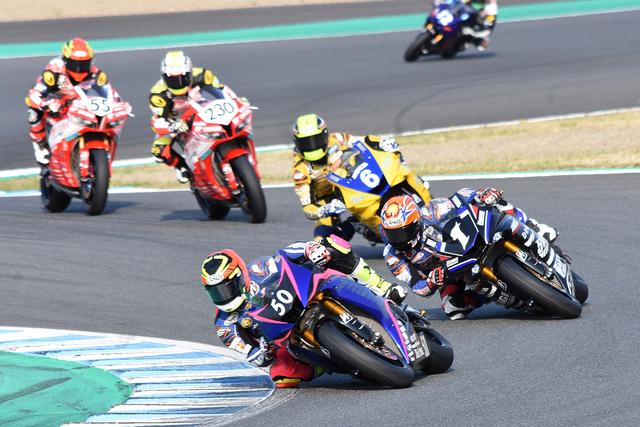 画像: オープニングラップ、集団をリードする50長尾 すぐに1岡本がトップに立ちます